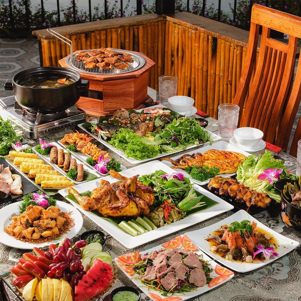 Bàn tiệc đầy màu sắc với những món ăn đặc trưng